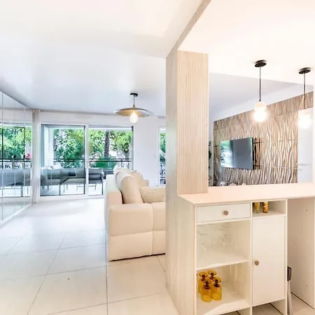 Apartment Escape Renovated 2br Ac Pool Terrace
